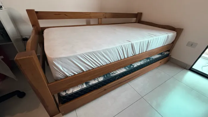 Cama dupla (bicama) madeira maciça. Pode usar como sofá!