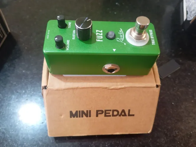 pedal de efeitos Rowin LEF-306 Fuzz para guitarra
