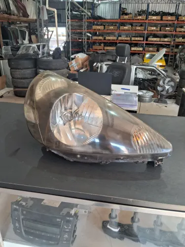 Farol máscara negra fit 2003 a 2008 lado direito recuperar garra