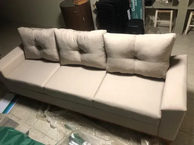 Sofá em Suede Zero no Plástico
