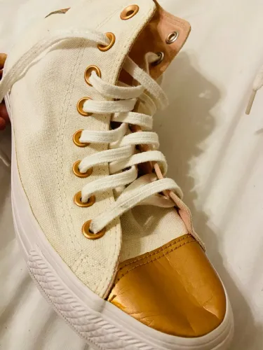 Tênis All Star Chuck Taylor super novo, cabo alto, branco/ off-white e rosê.