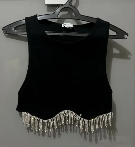 Cropped Zara com franjas strass + blush nars na cor lovejoy