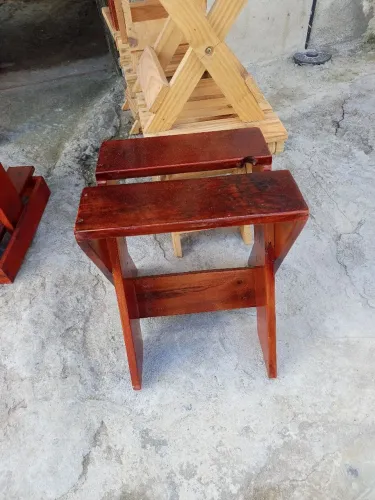 Vendo banquinho de madeira 60 reais