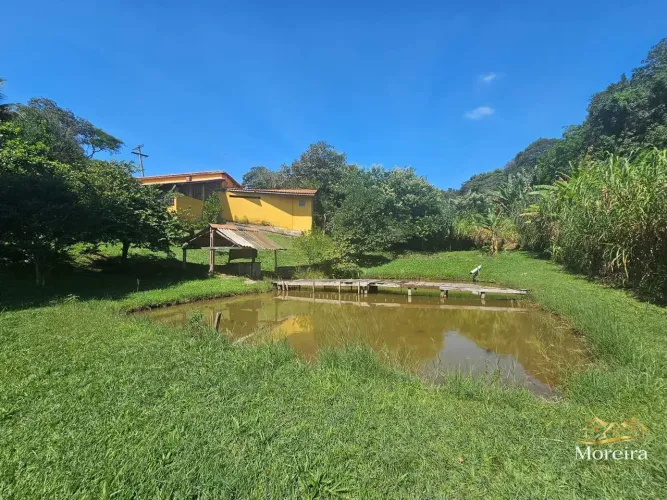 Chácara com lago particular