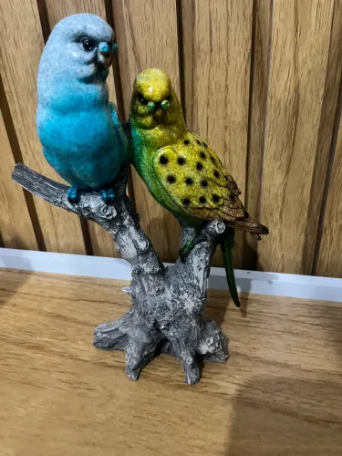 Escultura casal de piriquito em resina 