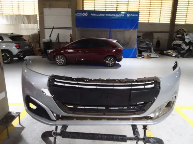 Para choque dianteiro Peugeot 208 ano 2018 com grade central e uma moldura do milha