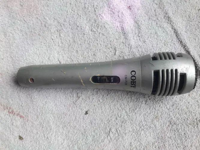 microfone dinâmico com fio Coby CM-P28 na cor prata