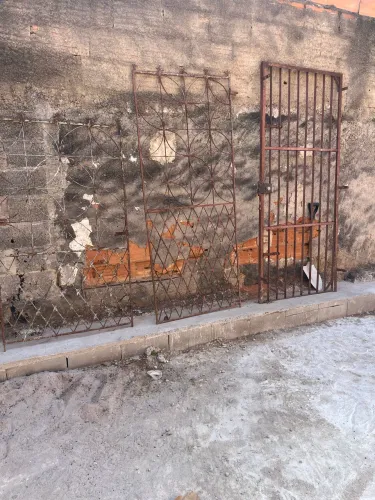 Vendo os 3 portões o preço somente se levar os 3 , lixo pintor fico zero