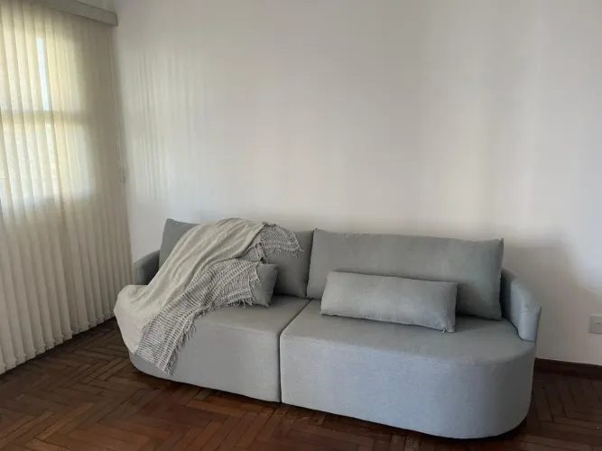 Sofá versátil cinza