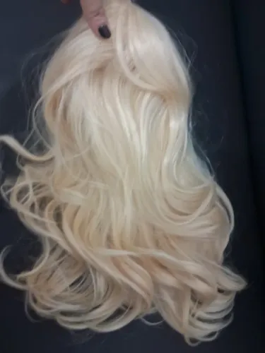 Lace front com repartição livre, acabamento natural que imita o couro cabeludo. Cor loiro