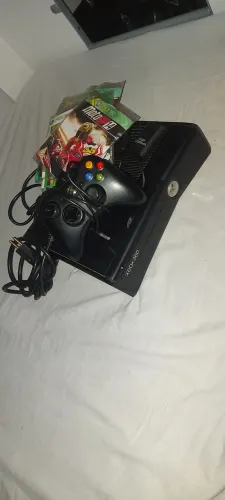 Xbox 360 com 2 controles 3 jogos e desbloqueado incluindo bateria e o cabo.