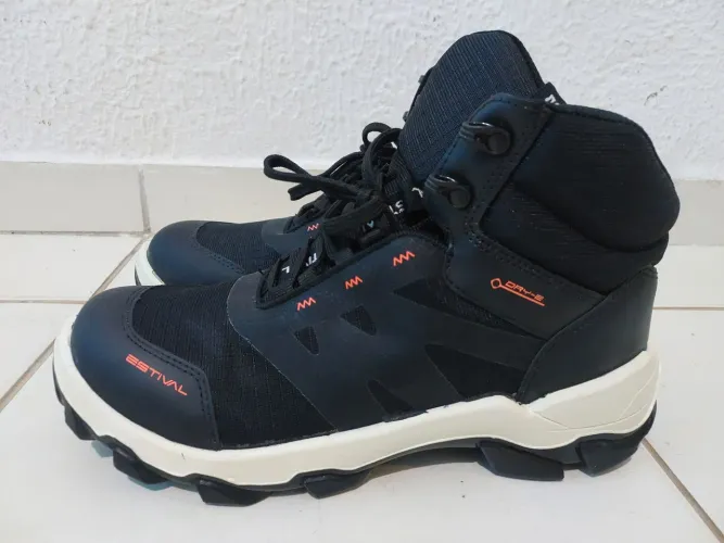 Vendo bota  capacete e proteção individual para criança  grátis 