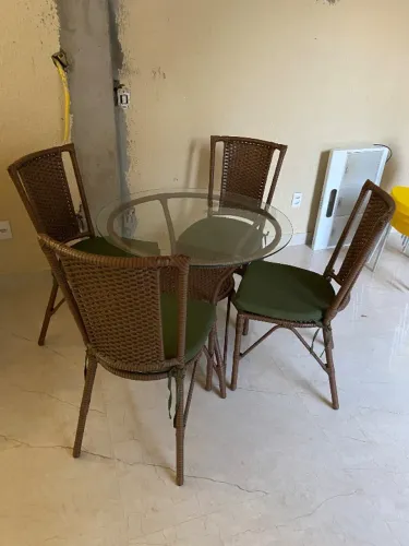 Mesa redonda de vime com 4 cadeiras. SUPER CONSERVADA!!!! R$1.500,00