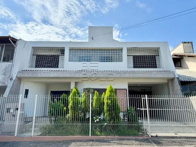 Ampla casa com elevador