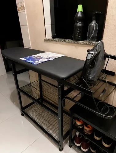 Mesa de passar roupa com estrutura organizadora em novinha.
