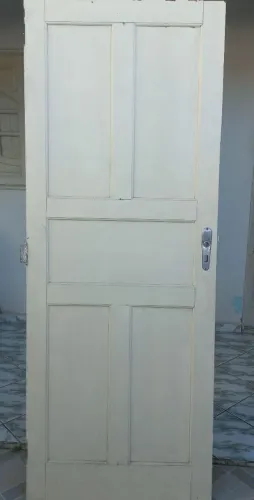 Vendo porta 2,10 de altura por 80 cm de largura