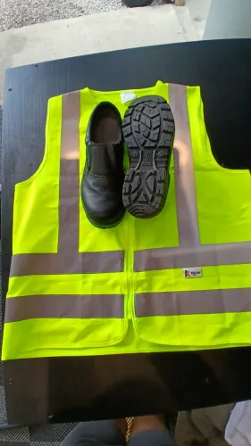 Colete refletivo e sapatão 