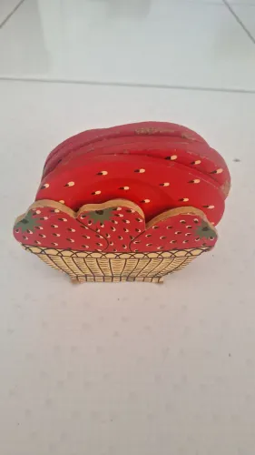 Conjunto Vintage de porta copos de madeira forma de morango  em bom estado. 