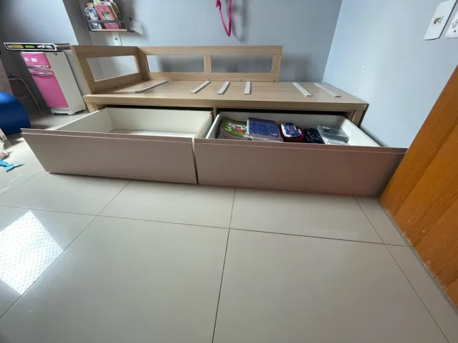 Cama com caveteiro