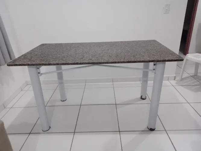 Uma mesa de mármore grande