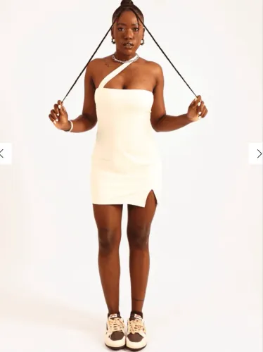 Vestido macaquinho curto off white