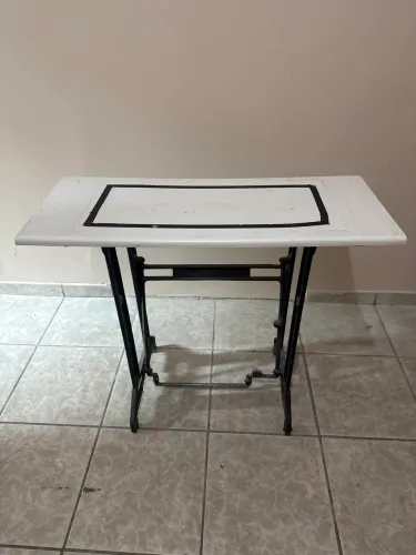 Pé de mesa de costura