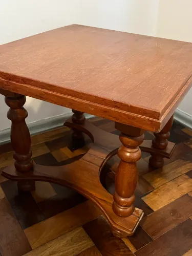Mesa lateral antiga em madeira