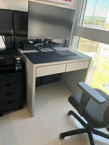 Mesa e prateleira de escritório