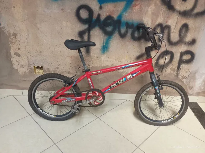 Bicicleta BMX vermelha