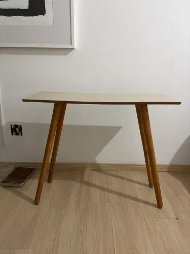 Mesa de 4 pernas semi nova