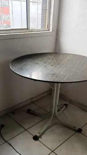 Mesa redonda de mármore