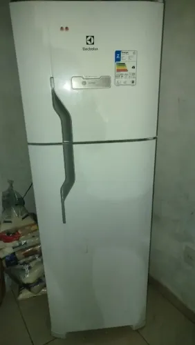 Vendo geladeira com 10 meses de uso motivo viagem porem preciso de vender rapido
