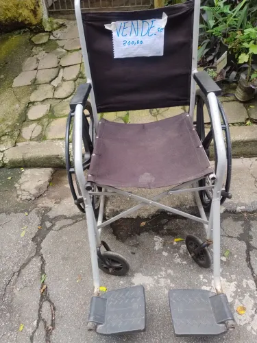 Cadeira de roda usando preto e bom estado