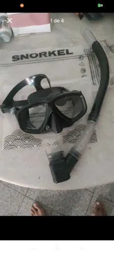 Óculos e snorkel