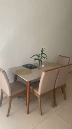 Mesa com 4 cadeiras