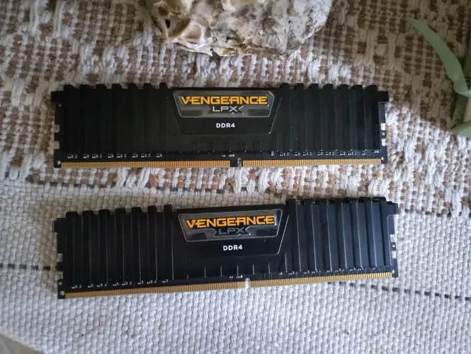 Memória Ram DDR4 16GB (2x8gb) Corsair Vengeance 2400mhz