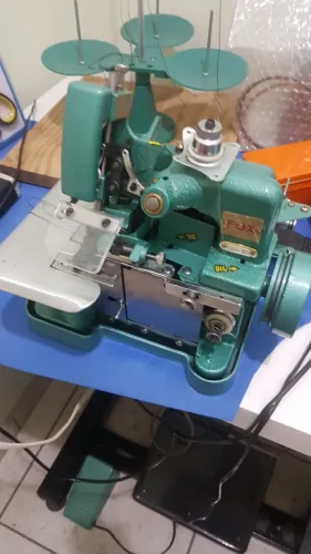 Máquina Overlock verdinha com motor industrial. 