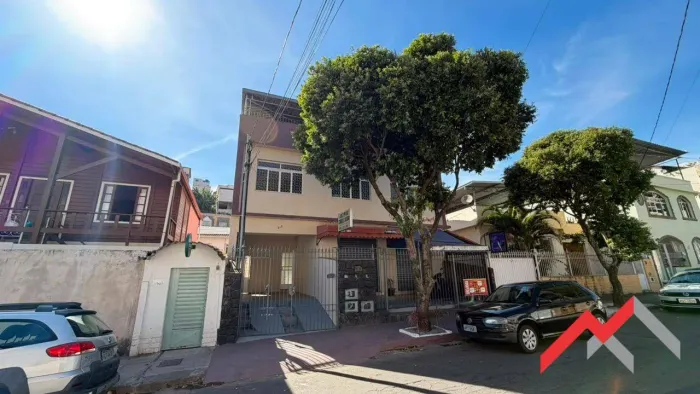 Casa com 2 dormitórios para alugar, 120 m² por R$ 2.700,00/mês - Santa Cecília - Juiz de F