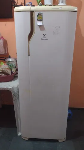Geladeira em bom estado de funcionamento