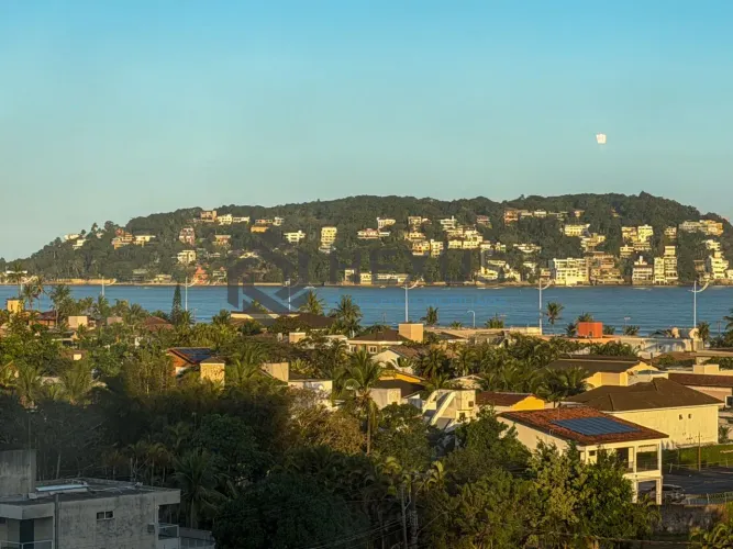 Apartamento reformado com varanda gourmet vista mar a 400m da praia na região do Jardim Ce