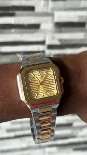 Relógio prata e dourado