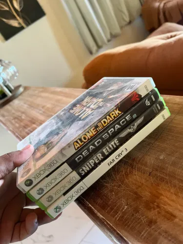 ?Xbox 360 Slim + 3 controles + 3 jogos?