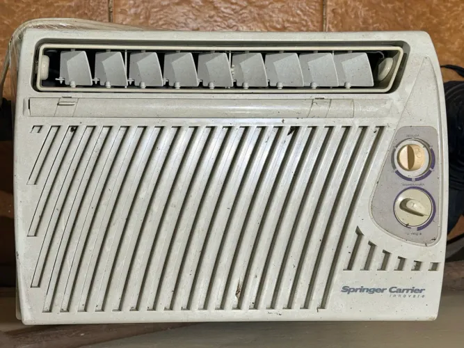 Ar-Condicionado de Janela Springer Carrier 7.500 BTUs 220V