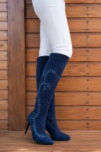 Bota de cano alto azul marinho com bordados brancos em ótimo estado