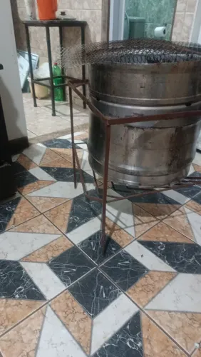 Churrasqueira artesanal divide em 3 partes , um profunda para grandes churrascos ou infer