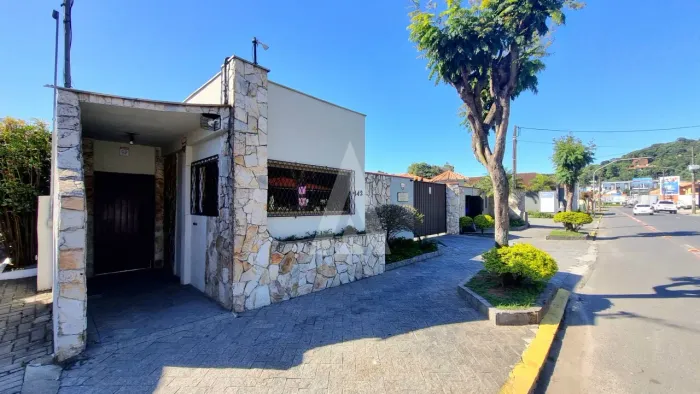 Apartamento semimobiliado com 2 quartos no bairro Glória