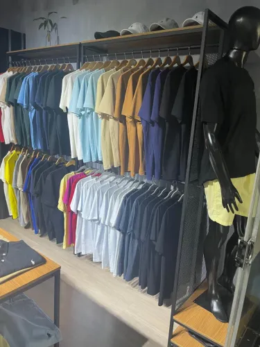 Arara para loja de roupas em MDF estilo indústrial 
