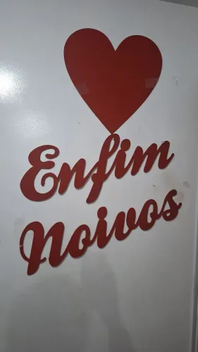 Vendo letreiro  em mdf cor vermelho  cortado com nome emfim noivos