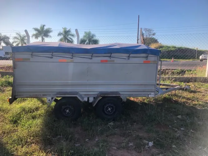 Carga reboque tipo Furgão