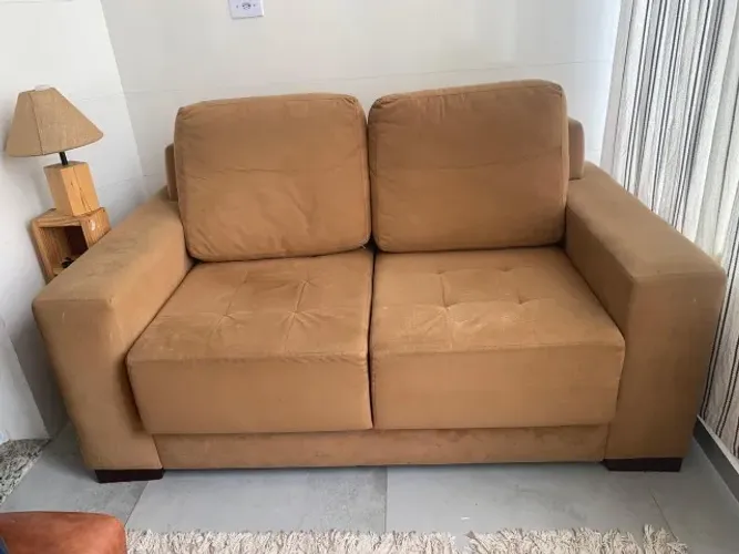 Sofá Retrátil 2 lugares suede caramelo